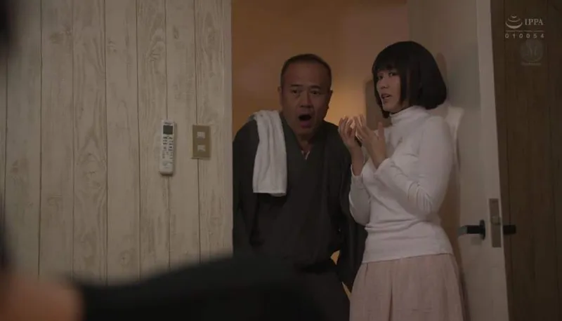 Bố chồng gài bẫy người tình của con trai để tống tình mỗi ngày