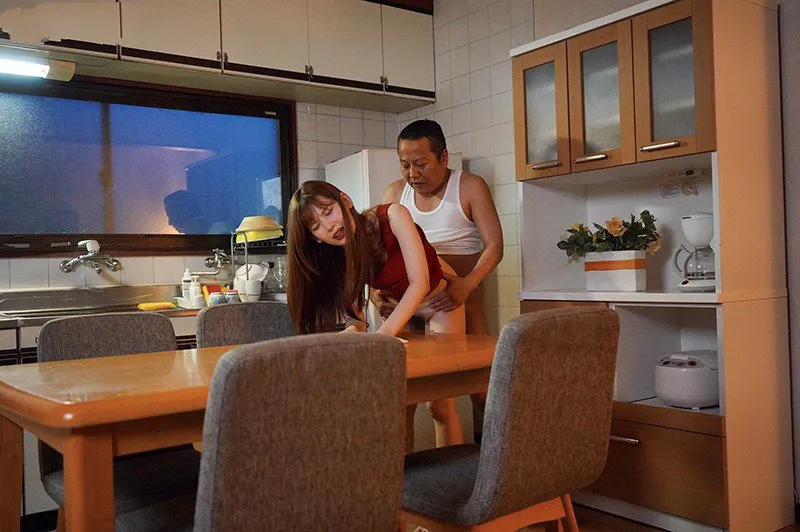 Nhóc con bị chồng yêu mới của mẹ chịch mỗi ngày, cho dù đã có người yêu